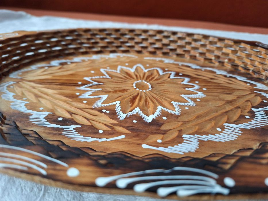Tava decor confectionata din lemn traforat si pictat - veche