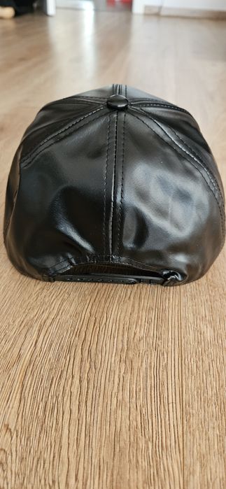 Кожена  нова шапка