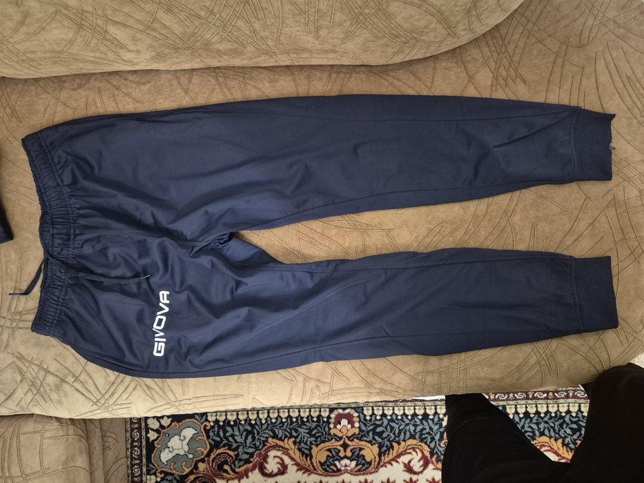 Мъжкият Анцуг GIVOVA