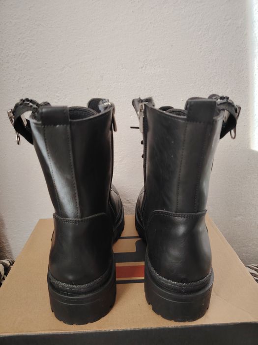 Чисто нови дамски боти