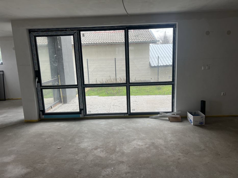 НОВА самостоятелна къща с двор