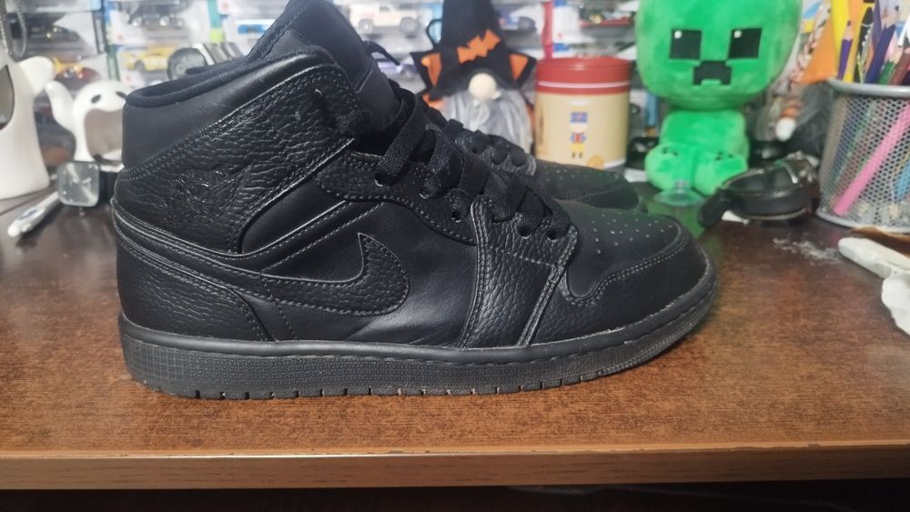 Jordan 1 mid triple black