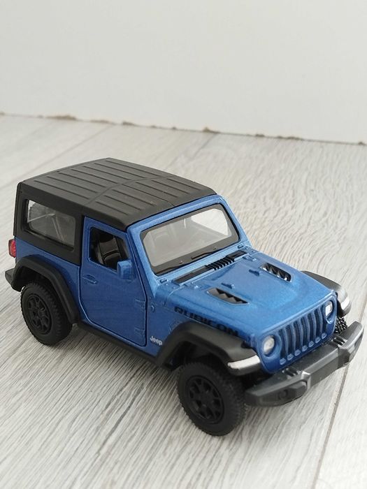 Игрушечная машинка