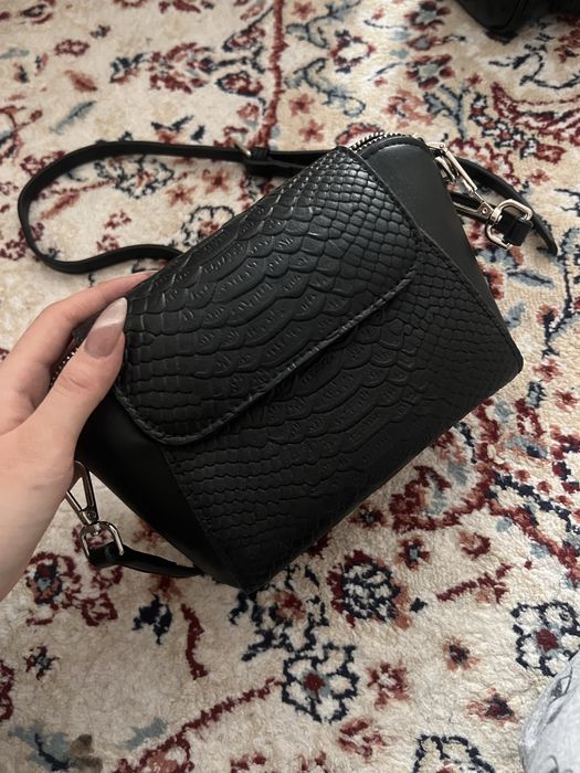 черная сумочка со змеинным принтом