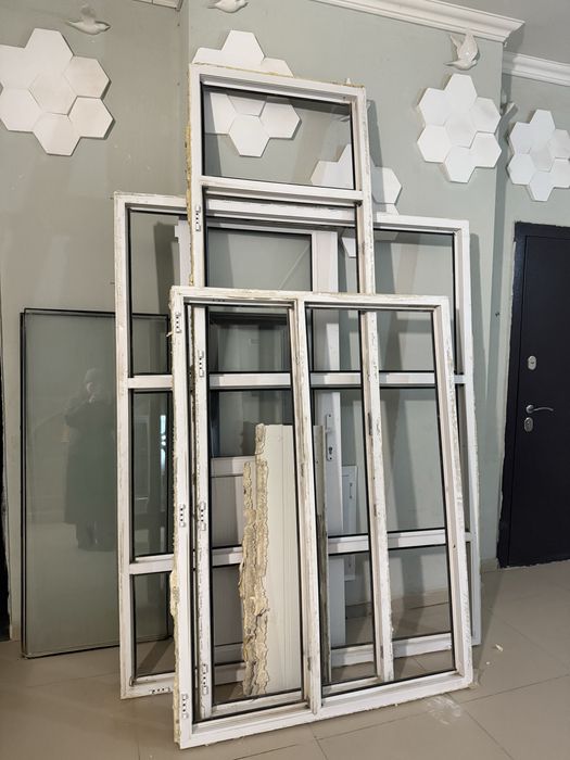 Пластик терезе, диван