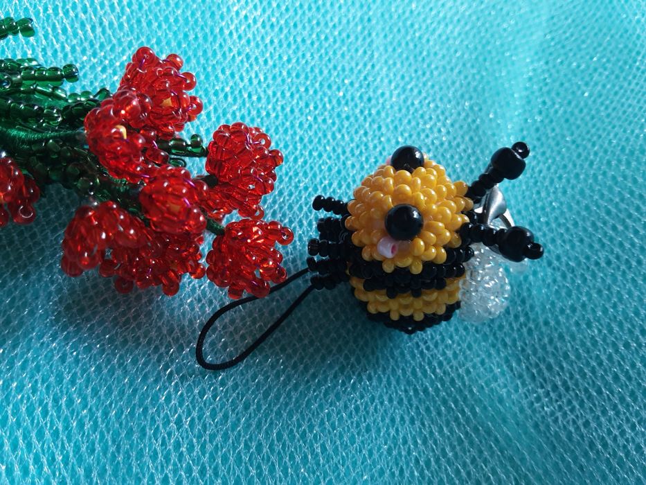 Котята и пчёлка из бисера