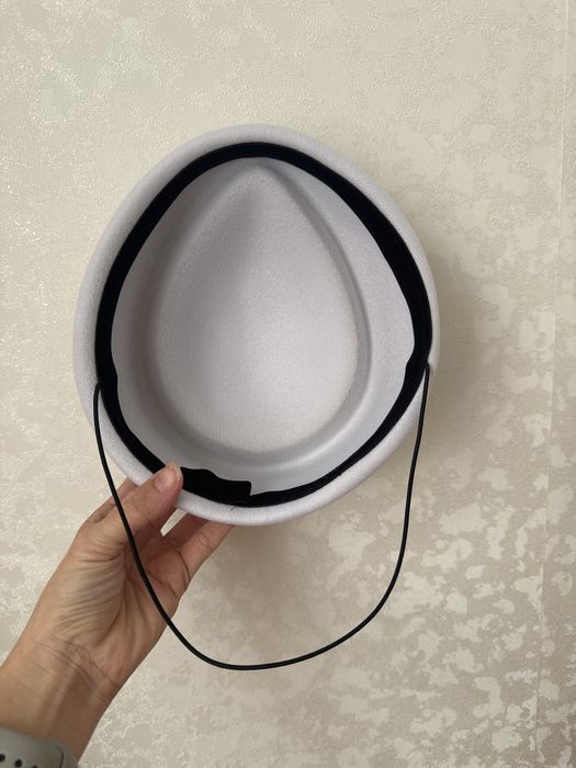 Шляпа красивая, белая