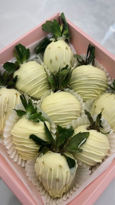 Клубника, финики , банан в шоколаде