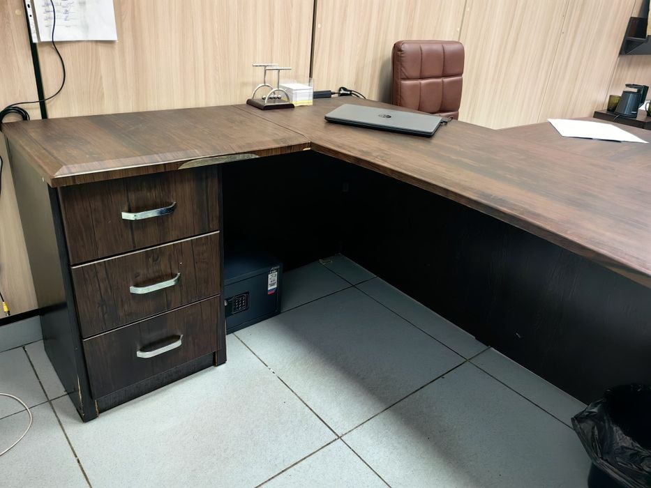 Стол руководителя с приставкой