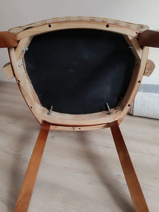 Стул с подлокотниками