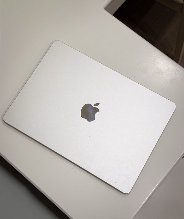 Macbook air M3, 8гб, 2024 года , 13.6 дюймов