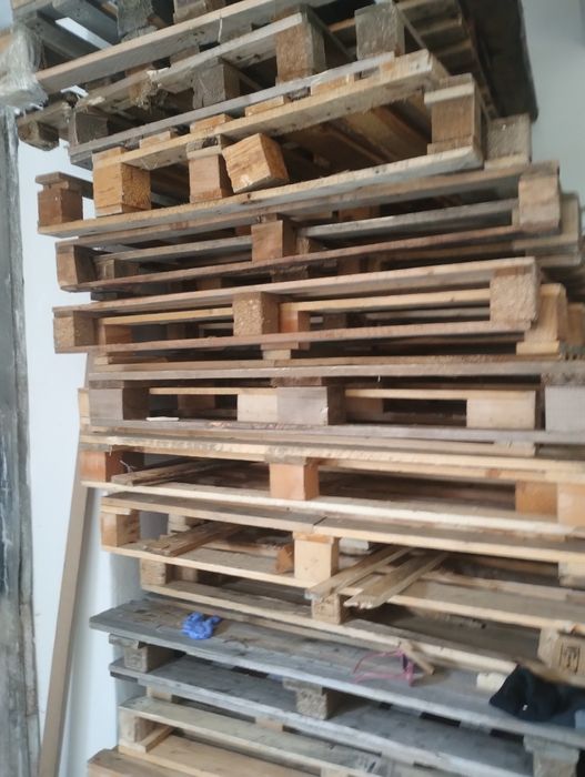 Vând paleți cu  scânduri