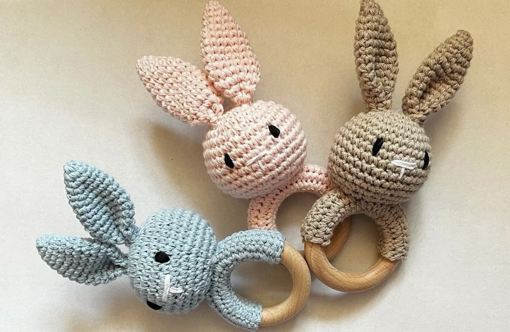 Плетена играчка дрънкулка