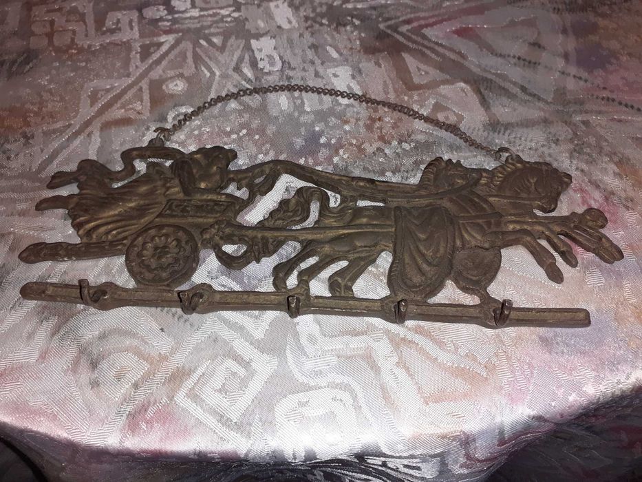 Cuier vechi din bronz