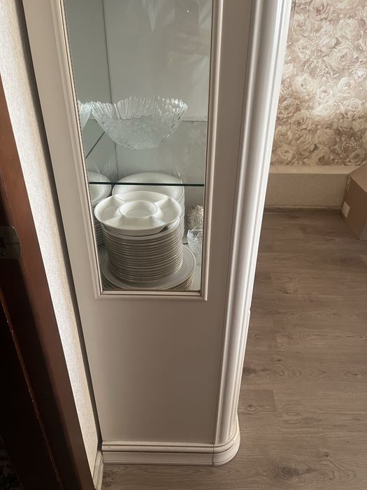 Витрина, стол, 8 стульев