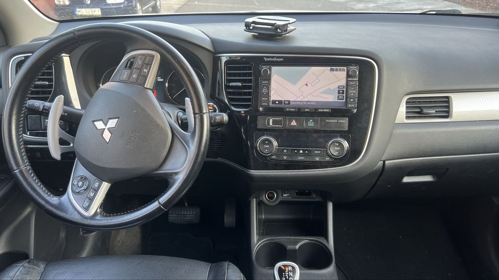 Vând Mitsubishi Outlander 2015 PHEV 2.0 Plug-in Hybrid