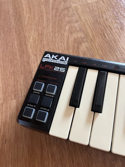 Akai MIDI клавиатура