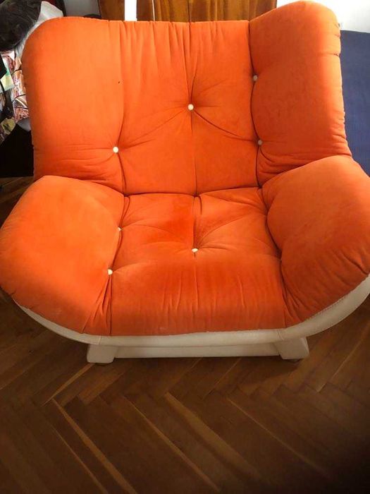 Холна гарнитура бяла кожа и дамаска.