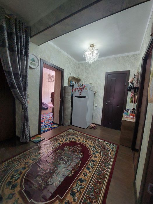 Uy Sotiladi Guliston shaxar 3 xonali 1 etaj