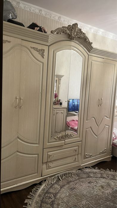 Tumbochkasi 2 ta , remont qiladigan joylari bor, krovat kotta