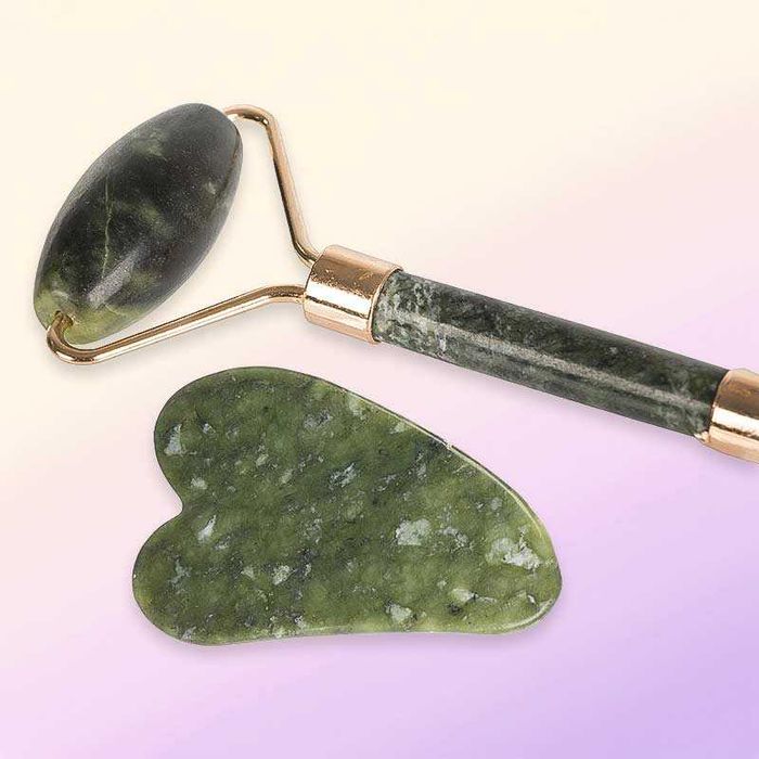 Нефритен масажор за лице и шия с ролер и гуаша плочка