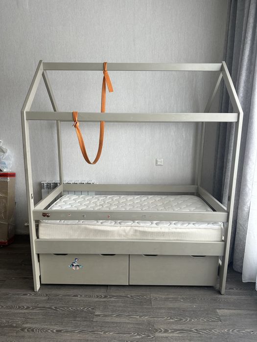 Кровать детская домик с полками