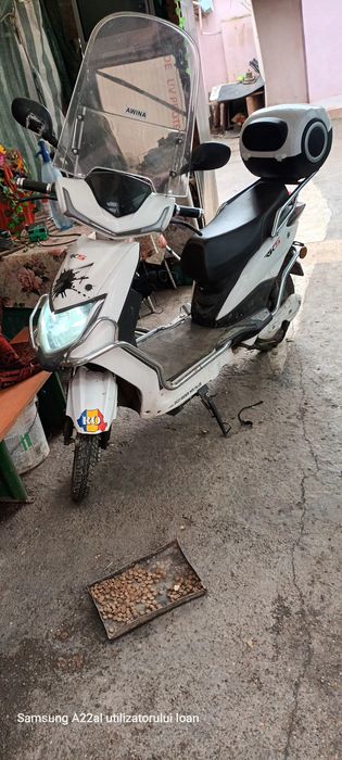 Scuter electric în stare bună și asigurat pe un an