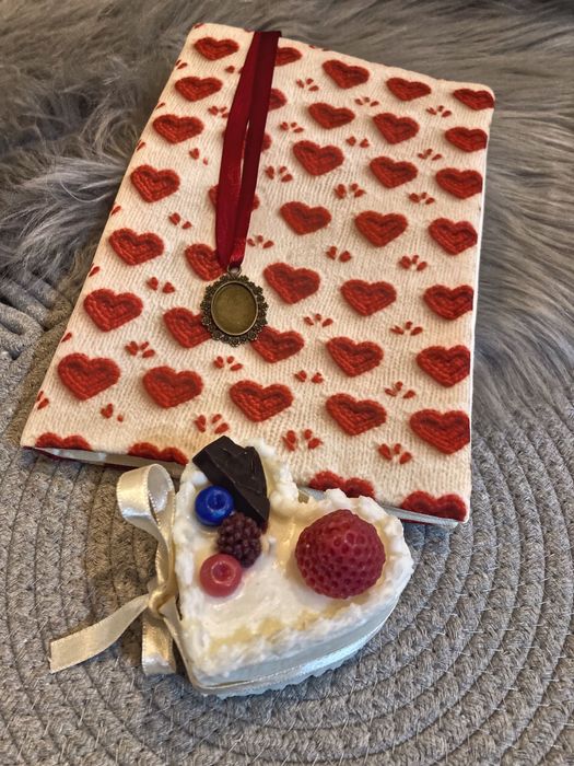 Книжни подвързии, бележници, свещи