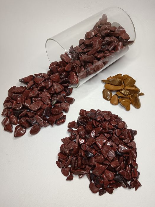 Декоративный камень яшма красная, коричневая, зелёная, гранат.