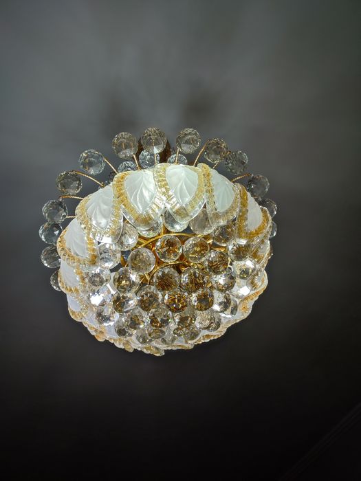 Продам красивую люстру