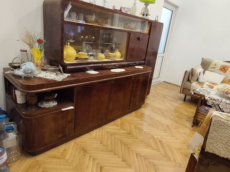 Продавам изгодно запазен бюфет