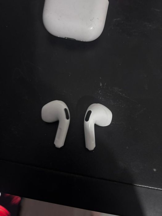 Airpods 4 earbuds
