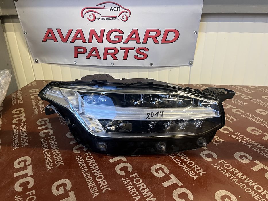 4 броя ляв и 3 броя десен фар Volvo XC90 2 2016-