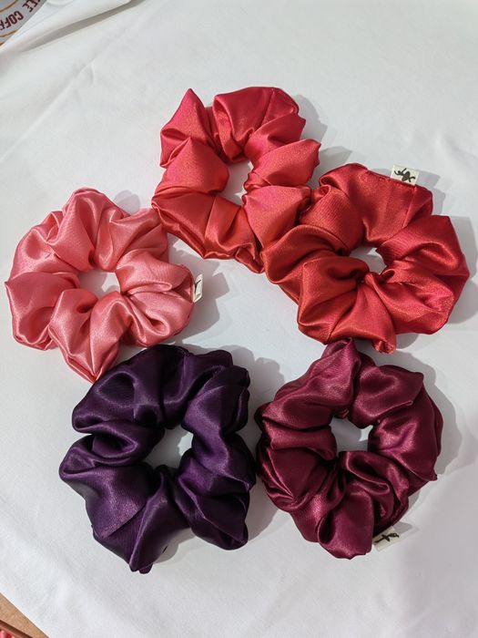 Скрънчи, дантела и сатен