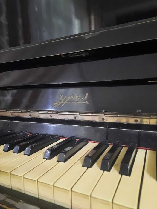 Фортепиано Урал. Очень классный музыкальный инструмент.