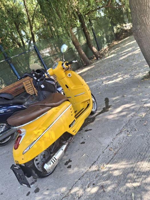 Vand scuter peugeot django.