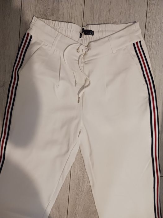 Vând pantaloni de trening noi de dama !