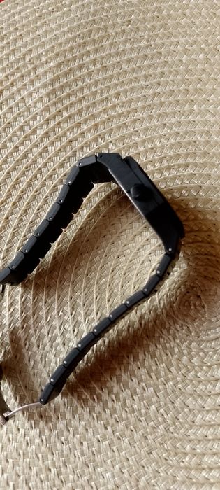 Кварцевые наручные часы.