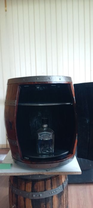 Ретро мини бар изработен дъбова Бъчва. Подходящ. За неповторим подарък  за любилей./ЧРД/имен ден подходящо същото така за Бърбекюта и навеси