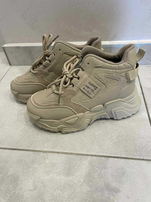 Дамски маратонки в бежово