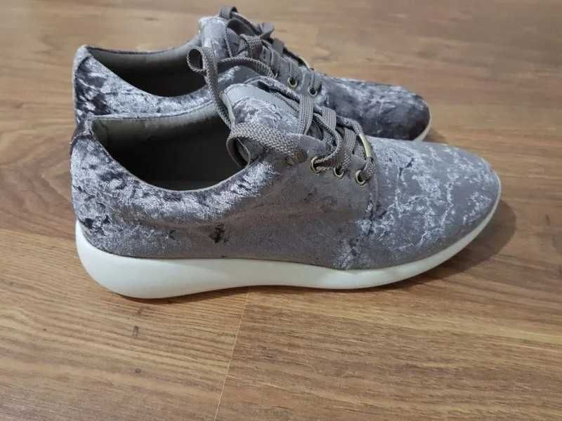 Pantofi sport catifea gri,marimea 39,noi