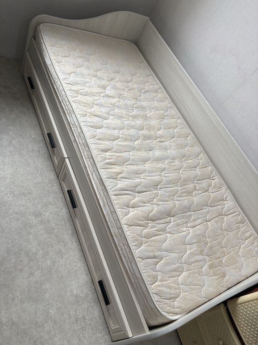 Продам детскую кровать + шкаф