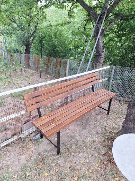 Пейки със метални крачета