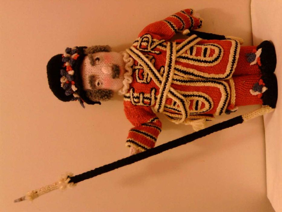 Papusi tricotate: clovn, soldat garda de onoare UK