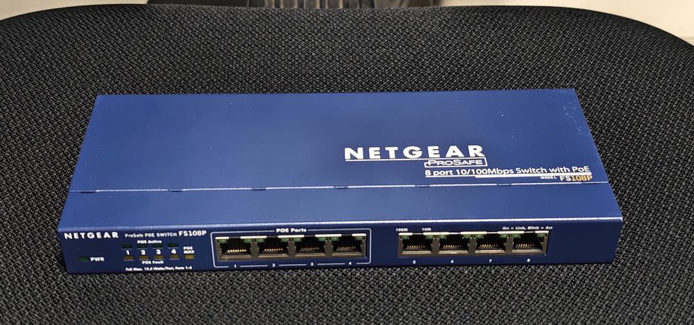 8 портови (4+4 PoE) суичове Netgear и TP-Link