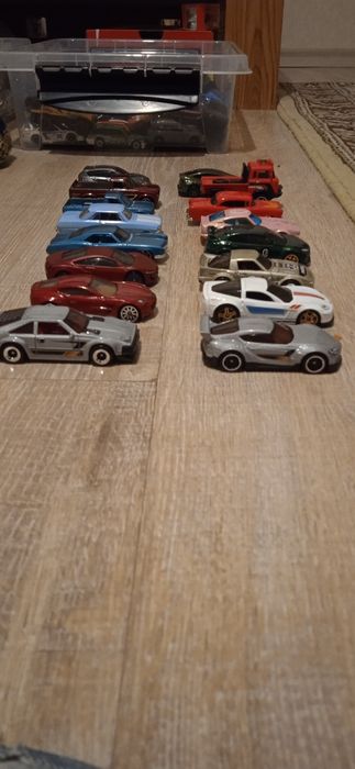 Продавам колички Hot wheels main line и silver series