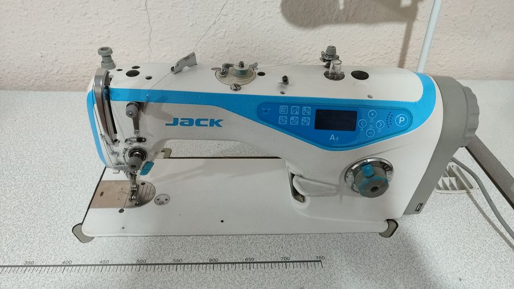 Продам швейную машинку