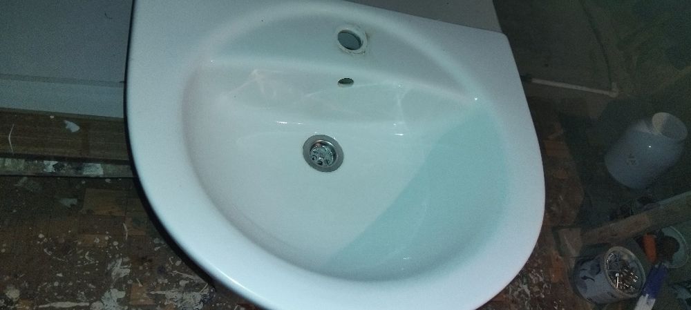 Раквина умывальник аяғымен.