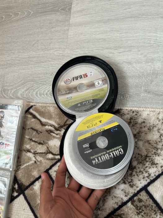 Продавам PlayStation 3 със всички дискове само че е без джойстик цената по договаряне