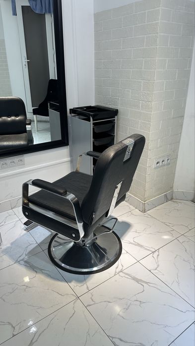 Продам профессиональное кресло для парикмахера / барбера